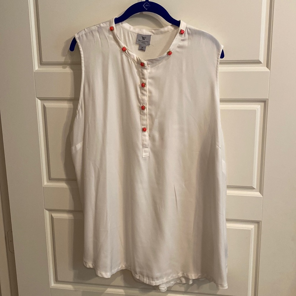 Like new Worthington ivory sleeveless top with pink stud detail on the collar